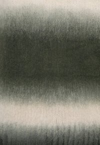 Tessuto di lana con un motivo ombre che presenta sfumature di verde scuro, verde medio e crema, con una finitura morbida e texture.