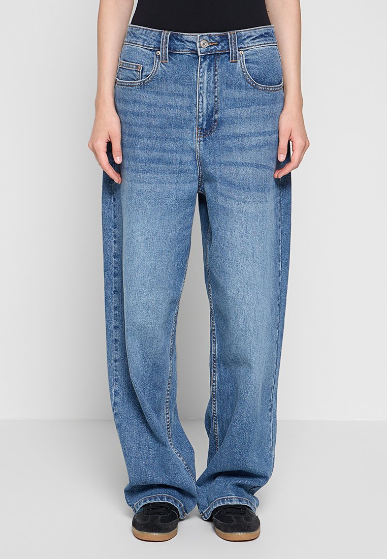 Helle blaue Jeans mit geradem Bein aus Denim, mit einem Fünf-Taschen-Design, sichtbaren Nähten und einem lockeren Schnitt. Keine sichtbaren Muster oder Akzente.