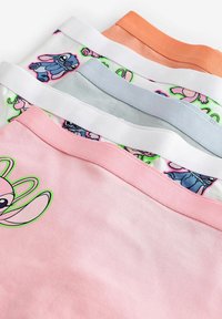 Štiri majice zložene: roza, oranžna, siva in bela. Bela majica ima barvni print Stitcha. Gladko bombažno blago, mehak tekstur.