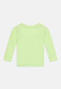 Koszula z długim rękawem z lekkiej zielonej bawełny. Okrągły dekolt, gładki design o miękkiej fakturze. Proste wykończenie dolnej krawędzi, bez widocznych logo czy wzorów.