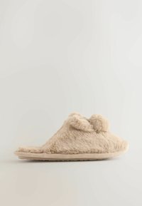 Beige faux fur slippers med flad sål, der har to pom-pom detaljer på forsiden og et åben tå design. Blød tekstur og rund form.
