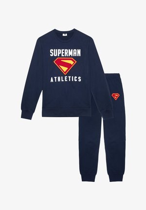 Ensemble sweat-shirt et pantalon bleu marine avec le texte "SUPER MAN" et un logo Superman rouge et jaune. Matériau en coton, poignets et taille côtelés.