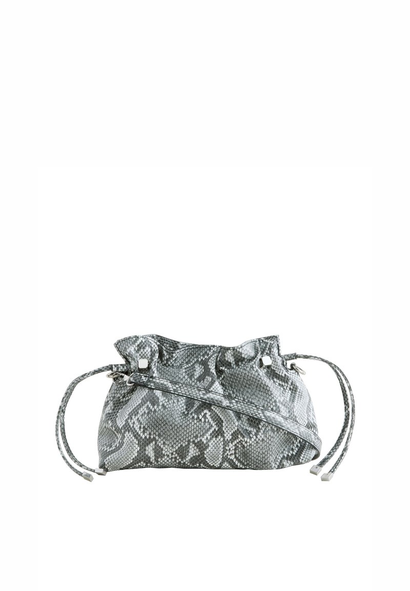 Sac à main gris et blanc à motif serpent, avec une texture douce, une fermeture à cordon et une bretelle ajustable. Design compact et structuré.