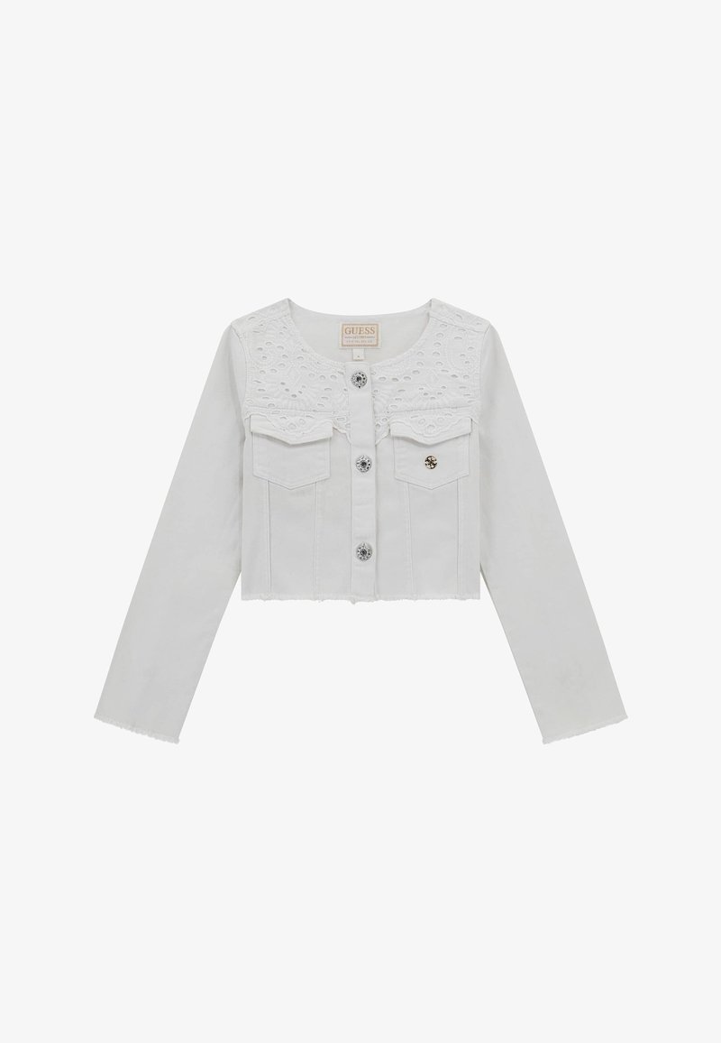 Veste courte blanche à manches longues avec empiècement en dentelle à œillets, poches à rabat avant et boutons décoratifs argentés, de Guess.