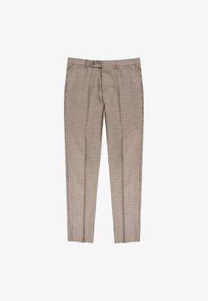 Pantalones a cuadros en marrón y beige con un corte ajustado, que presentan pliegues frontales y cierre de botón. Textura de tela suave.