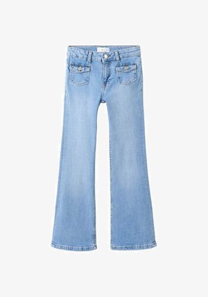 Světlé modré džíny s rozšířenými nohavicemi mají klasický design s pěti kapsami a kovovými doplňky, vyrobené z denimu s hladkou texturou.