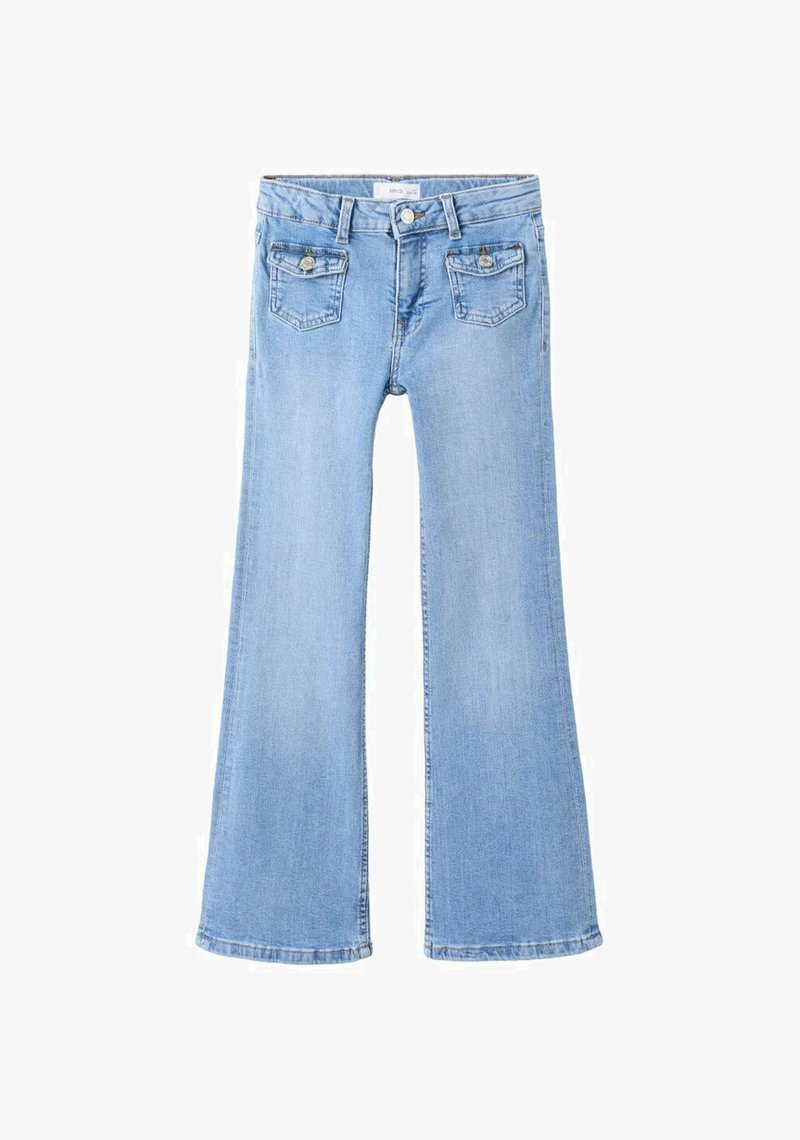 Svetlomodré rozšírené džínsy majú klasický strih s piatimi vreckami a kovovými doplnkami, sú vyrobené z denimu s hladkou textúrou.