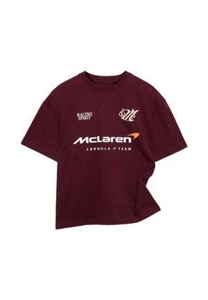 T-shirt bordeaux a maniche corte con testo "Racing Spirit," "McLaren," e "Formula 1 Team" e logo decorativo "M" sul davanti.