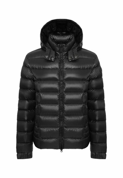 Doudoune noire avec coutures matelassées horizontales, fermeture éclair à l'avant, poignets élastiques et capuche attachée avec détails à boutons-pression.