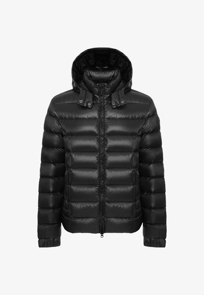 Doudoune noire avec coutures matelassées horizontales, fermeture éclair à l'avant, poignets élastiques et capuche attachée avec détails à boutons-pression.