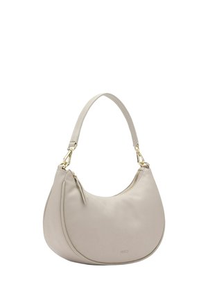 Sac à main en cuir beige en forme de croissant, doté d’une seule bandoulière, de fermoirs dorés et d’une fermeture éclair au sommet.