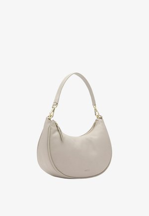 Beige leren handtas in halve maanvorm met een enkele band, goudkleurige sluitingen en een bovenste ritssluiting.