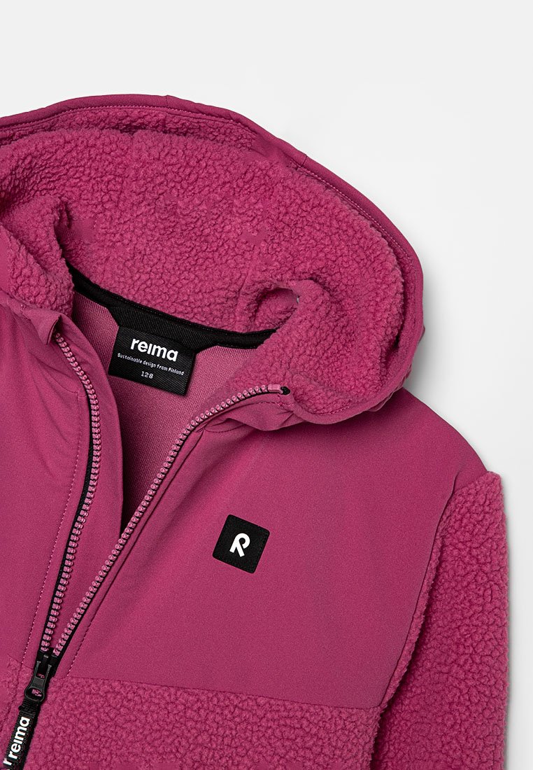 Fleecejacke in Magenta mit einer weichen, strukturierten Kapuze. Verfügt über einen Reißverschluss und ein schwarzes Logo-Patch auf der Vorderseite.