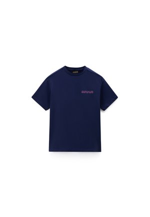 Tricou albastru închis cu mânecă scurtă și decolteu rotund, cu un mic logo violet „Napapijri” pe pieptul stâng.