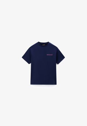 Granatowy t-shirt z krótkim rękawem i okrągłym dekoltem, z małym fioletowym logo "Napapijri" na lewej piersi.