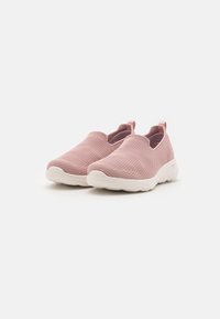 Világos rózsaszín hálós slip-on cipők fehér gumitalppal, zökkenőmentes kialakítással és húzófüllel a saroknál a könnyű felvétel érdekében.