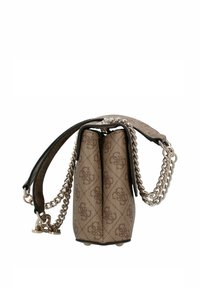 Borsa a tracolla in tessuto marrone con due scomparti, una tracolla a catena, dettagli neri e motivo con logo sul davanti. Texture liscia, forma strutturata.