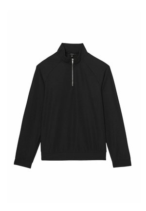 Sort langærmet pullover med høj krave og en sølv halv lynlås i midten foran.