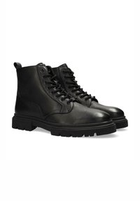 Botas de tobillo de cuero negro con acabado texturizado, punta redonda y suela de goma resistente. Presenta ojales de metal y costuras en contraste.