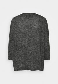 Maglione grigio scuro dal fit morbido, maniche a tre quarti e scollatura rotonda. Texture morbida e leggero motivo mélange.