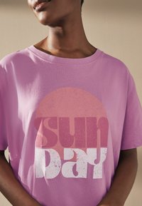 Next GRAPHIC  REGULAR FIT - Yöpaita - pink