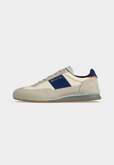 Χαμηλό sneaker με μπεζ σουέτ και κρεμ δερμάτινη υφή, μπλε πλαϊνό πάνελ με χρυσό λογότυπο "PS Paul Smith", ναυτικό πίσω μέρος και καουτσούκ σόλα.