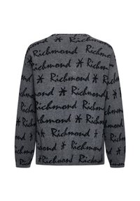 Maglione grigio con testo "Richmond" nero e motivi a stella sparsi. Presenta maniche lunghe e un collo rotondo. Textura a maglia.