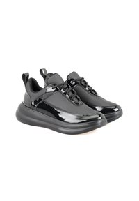 Schwarze Sportschuhe mit glänzendem Lackleder-Finish, gepolstertem Knöchelstütze und einer dicken Gummisohle. Mit schwarzen Schnürsenkeln und Zuglaschen.