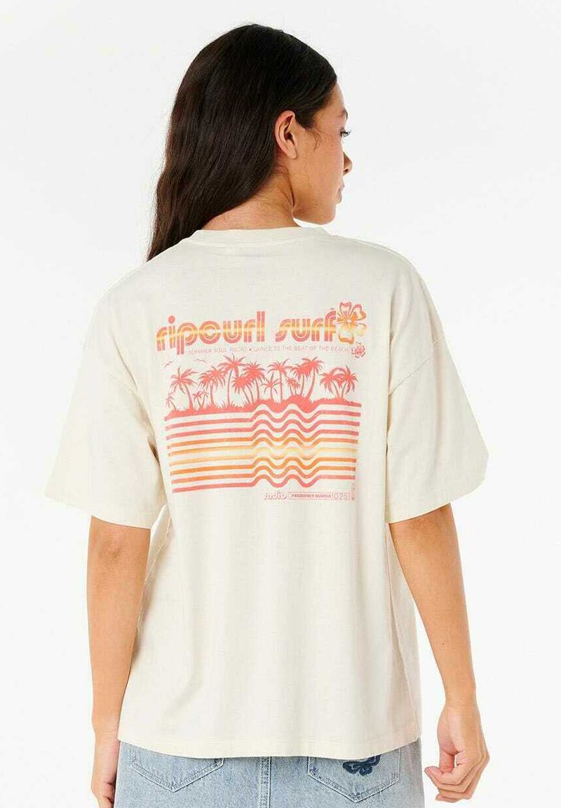 Cremefarvet oversized t-shirt med et farverigt grafisk design med palmer og bølgede striber på ryggen. Korte ærmer, afslappet pasform.