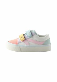 Wielokolorowe sneakersy z panelami w kolorze różowym, niebieskim i żółtym, z dwoma paskami na rzepy oraz białą teksturowaną gumową podeszwą.