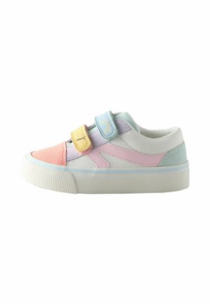 Wielokolorowe sneakersy z panelami w kolorze różowym, niebieskim i żółtym, z dwoma paskami na rzepy oraz białą teksturowaną gumową podeszwą.