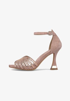 Sandalo con tacco alto in pelle scamosciata rosa, punta aperta, con cinturini decorativi traforati e cinturino alla caviglia con fibbia argentata.