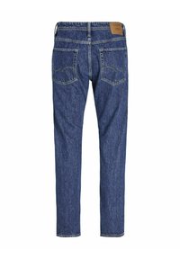 Jeans de denim azul oscuro con corte recto. Cuenta con dos bolsillos traseros con detalles de costura y un parche de cuero marrón en la cintura.