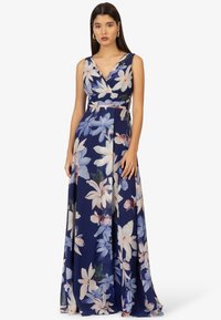 Abito da sera lungo floreale con uno sfondo navy e grandi fiori blu e rosa. Scollatura a V e tessuto fluido e testurizzato.