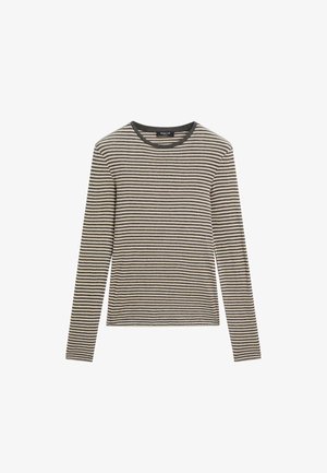 Langemouwen shirt met ronde hals, voorzien van dunne horizontale zwarte en beige Strepen, plat gelegd op een witte achtergrond.