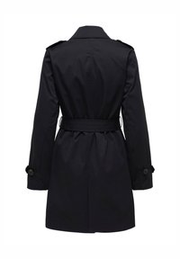 Trench-coat noir avec une taille ceinturée, des épaulettes et des poignets boutonnés. Texture lisse avec une silhouette classique.