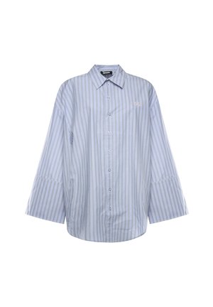 Camicia azzurro chiaro con bottoni, sottili strisce verticali bianche e beige, maniche larghe e un piccolo logo ricamato sul petto.