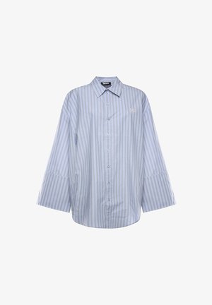 Lichtblauw overhemd met dunne, verticale witte en beige strepen, wijde mouwen en een klein geborduurd logo op de borst.