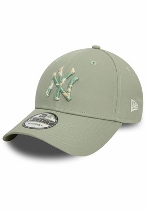 Grüne Baseballmütze mit einer runden Krone, besticktem NY-Logo in Türkis und Beige, verstellbarem Riemen hinten, glatter Stoffstruktur.