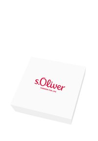 Scatola firmata s.Oliver; forma quadrata, di colore bianco; presenta un logo rosso con il testo "FASHION FOR LIFE"; texture liscia e opaca.