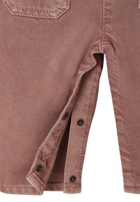 Rosenfarbene Jeansshorts mit strukturierter Oberfläche, ausgestattet mit einem Knopfverschluss auf einer Seite und einer Gesäßtasche mit kontrastierenden Nähten.