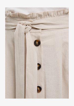 Beige Leinenrock mit gebundenem Taillengürtel, Rüschenbund und dunkelbraunen Knöpfen auf der Vorderseite, der einen strukturierten Stoff zeigt.