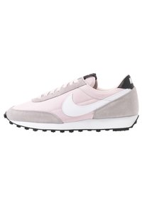 Nike sneakers med en överdel i rosa syntetmaterial, gråmockadetaljer, vit logotyp och en svart häl, designade med en strukturerad gummisul.