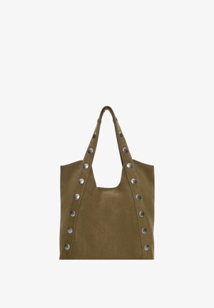 Khaki ruskind totebag med to hanke, der har store sølvnitter langs siderne og en stor åben top for nem adgang.