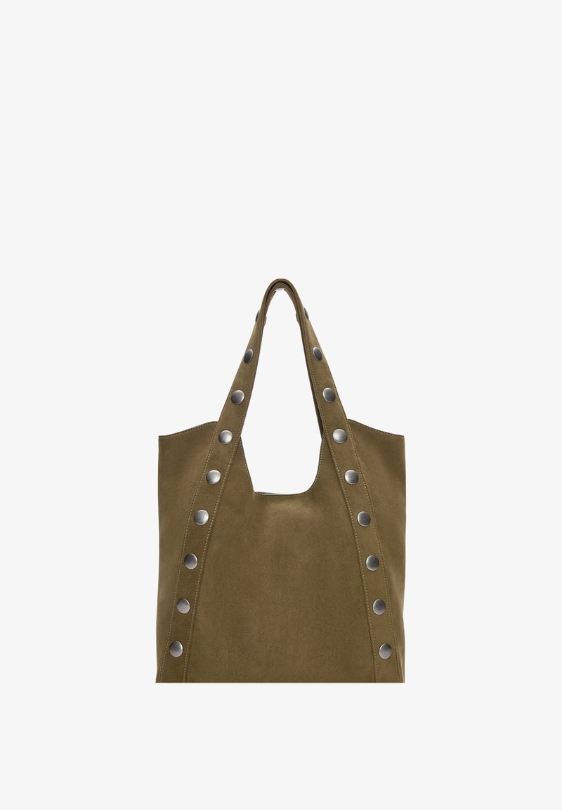 Torebka typu tote w kolorze khaki z zamszu, z dwoma górnymi uchwytami, ozdobiona dużymi srebrnymi nitami po bokach i dużym otwartym górnym dostępem dla łatwego dostępu.