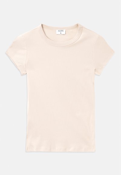 T-shirt in cotone a coste beige a maniche corte con scollo rotondo e etichetta del marchio "FILIPPA K" visibile all'interno del colletto.
