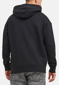 Schwarzer Hoodie aus Baumwollmischung, mit einer geräumigen Kapuze, lockerer Passform, gerippten Bündchen und Saum sowie einer glatten Textur.