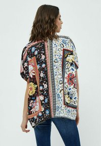 Desires JULIETTA KIMONO - Suvejakk - p cloud dancer print