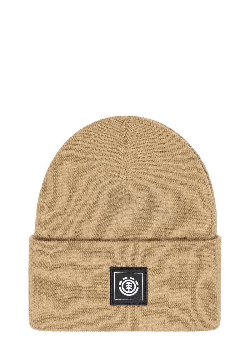 Gorro de punto beige con vuelta, que presenta un parche de logo cuadrado negro. El material parece suave y texturizado, con un diseño de corona sin costuras.