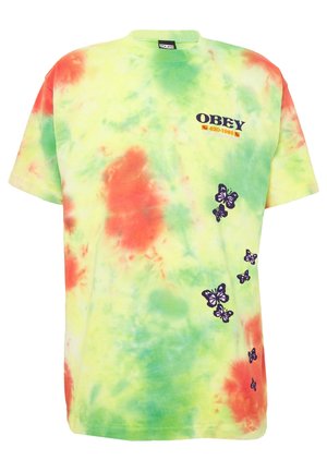 T-Shirt mit Batikmuster in Gelb, Grün und Rot. Mit lila Schmetterlingsgrafiken und schwarzem "OBEY"-Schriftzug sowie zusätzlichen farbigen Akzenten.